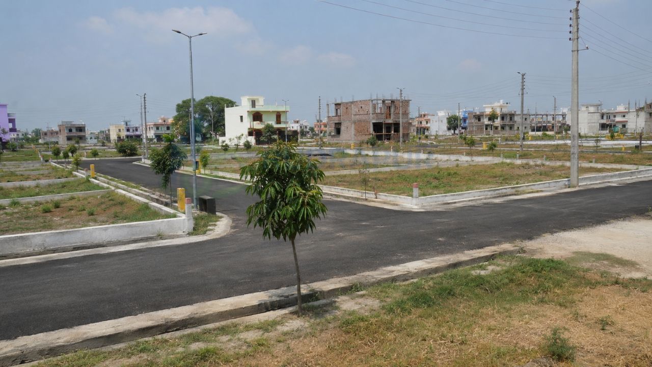 200 Gaj residential plot in Dineshpur Road, Rudrapur, featuring developed roads, utility infrastructure, and a growing residential neighborhood suitable for home construction and investment.