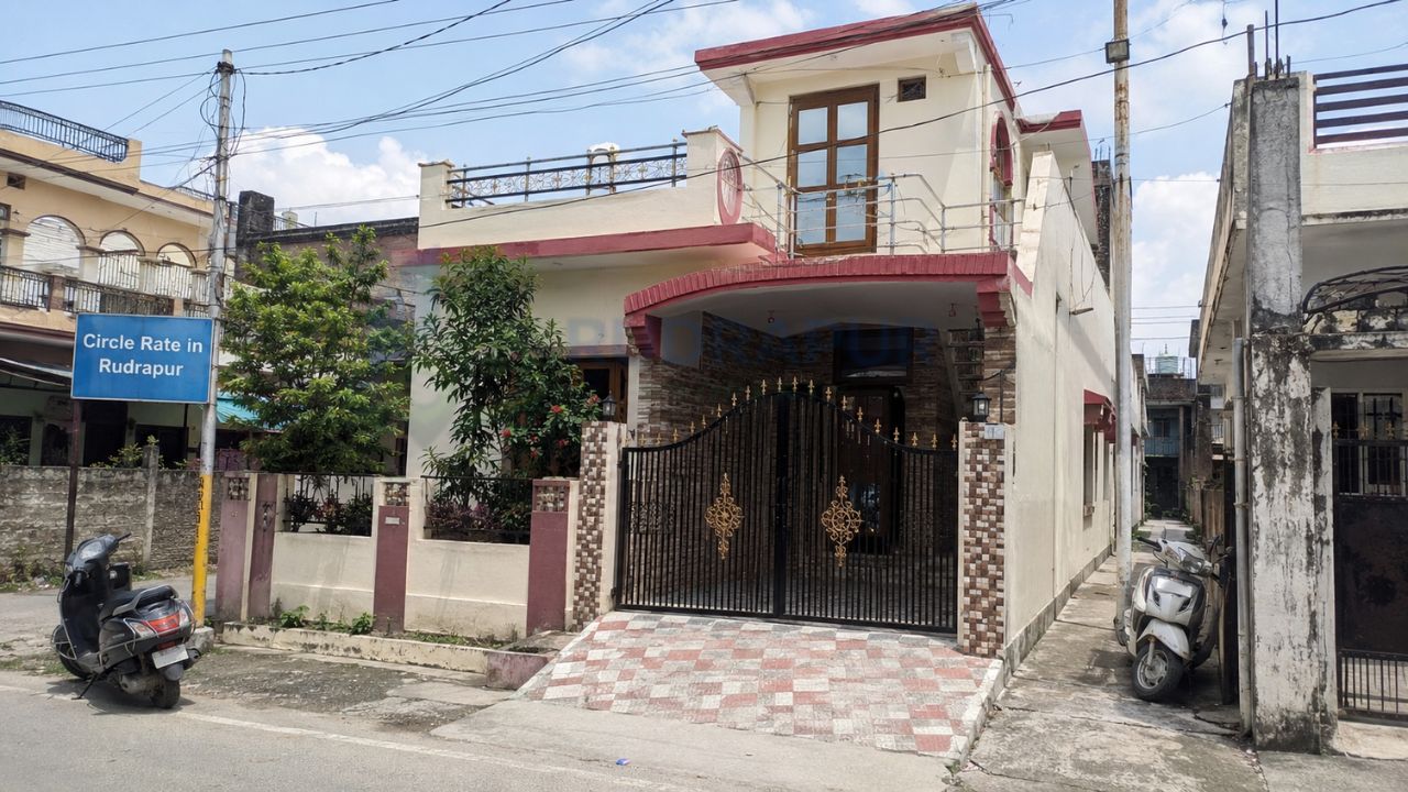 Independent residential house in Rudrapur near a Circle Rate information sign, representing official property valuation and land registration rates in Uttarakhand.
