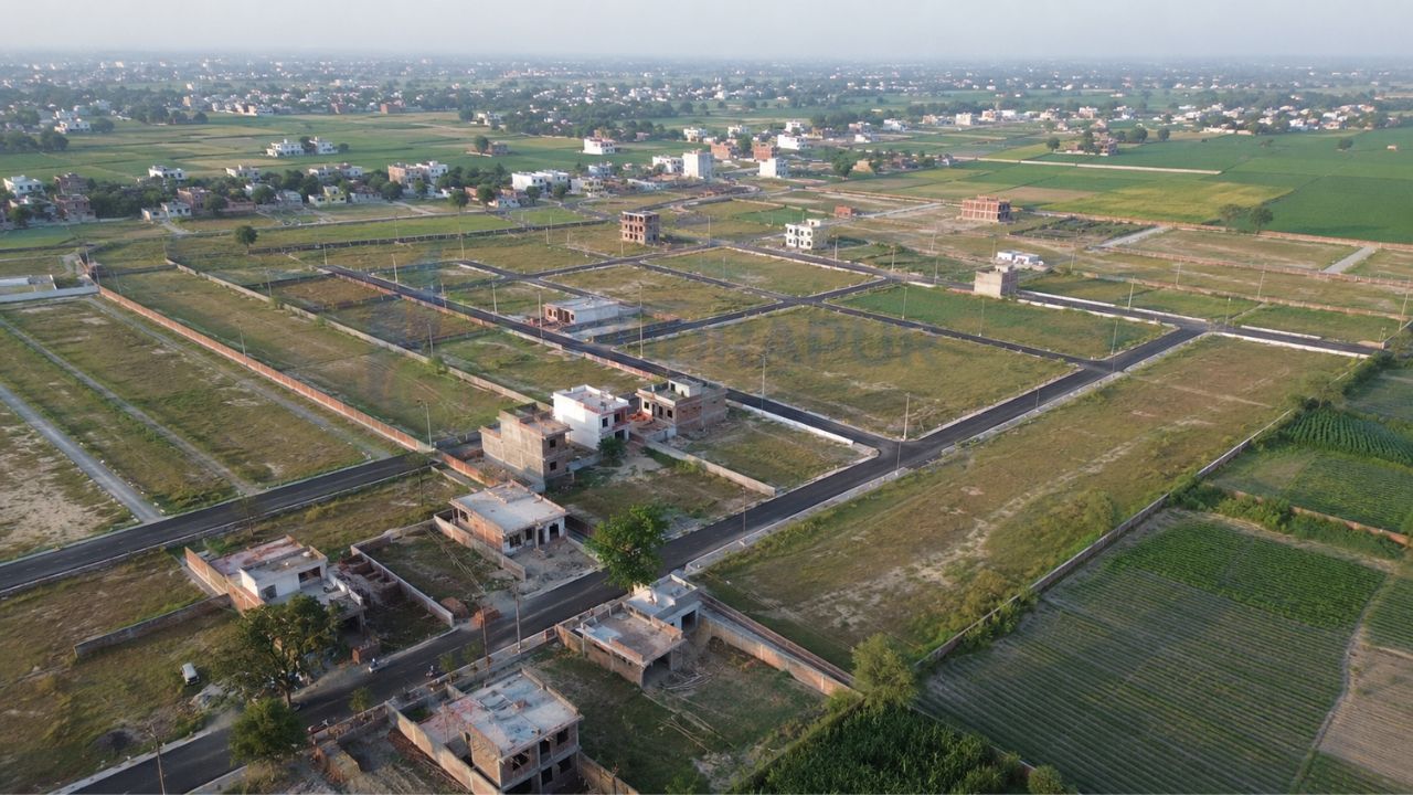 Aerial view of residential plots for sale in Udham Singh Nagar under ₹25 lakh, featuring developed roads, plotted layouts, and growing residential neighborhoods suitable for homebuyers and investors.